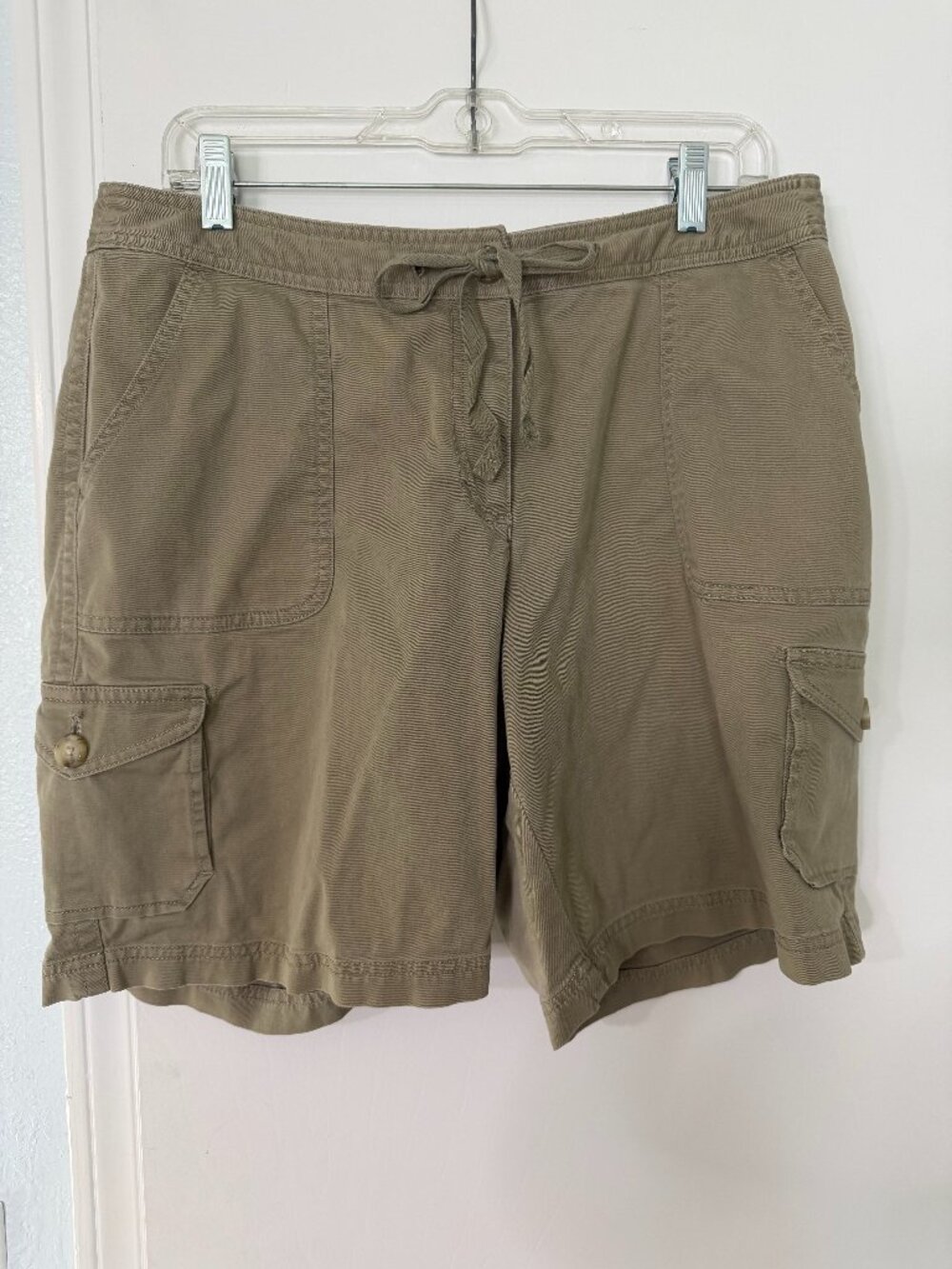 L.L.Bean Women’s Cargo Shorts Size 12 Khaki Olive Stretch Cotton 8” Inseam